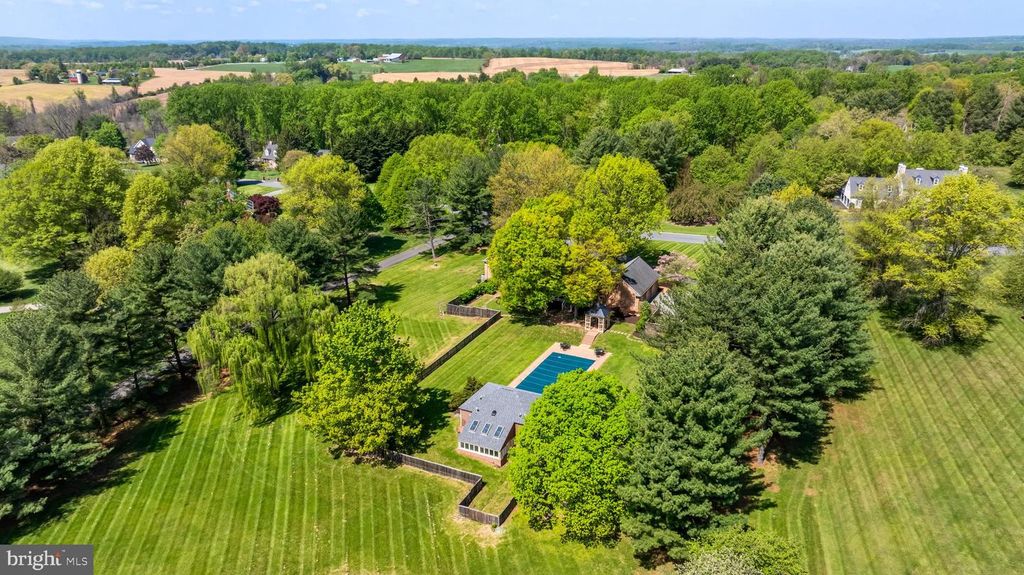 Image 10 of property listing at 7 GLENBERRY CT, Phoenix, MD 21131