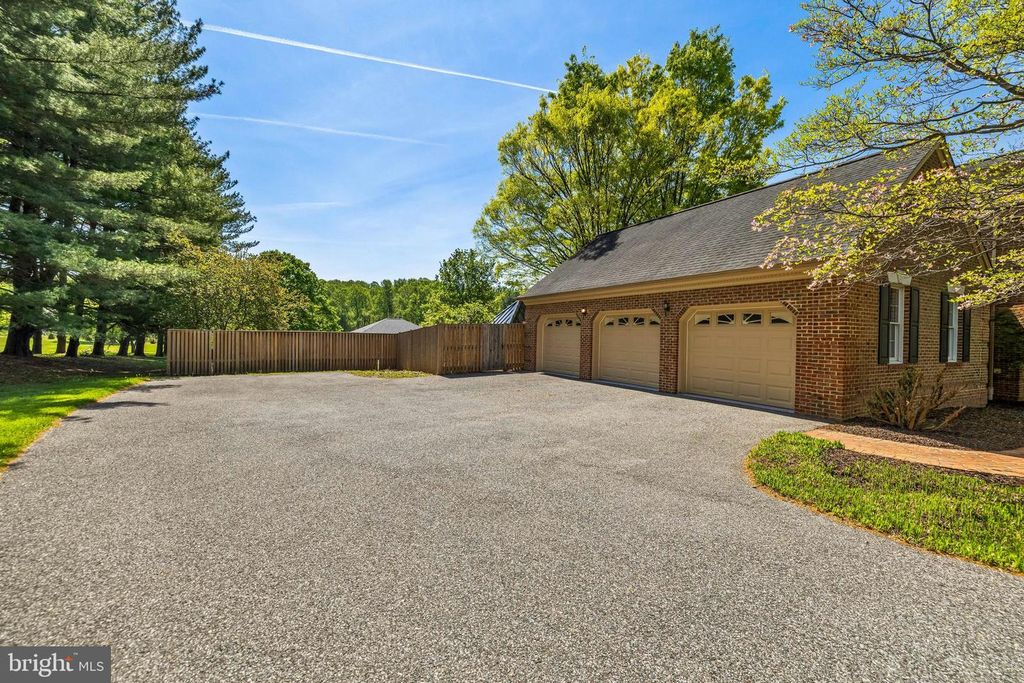 Image 20 of property listing at 7 GLENBERRY CT, Phoenix, MD 21131