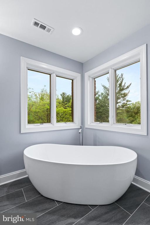 Image 42 of property listing at 7 GLENBERRY CT, Phoenix, MD 21131