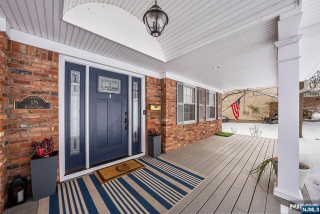 18 Laura Lane, Park Ridge, NJ 07656