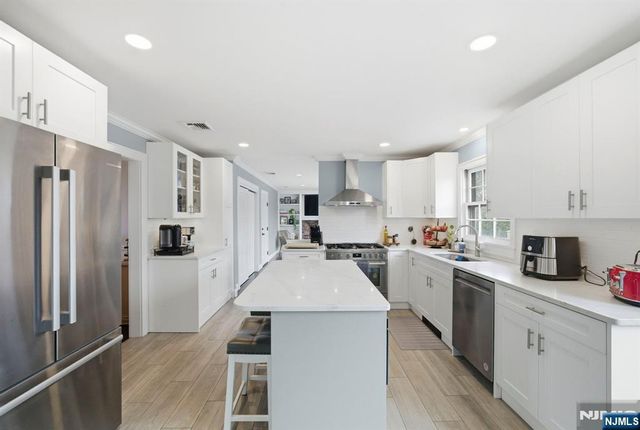 18 Laura Lane, Park Ridge, NJ 07656