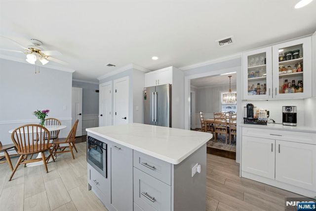 18 Laura Lane, Park Ridge, NJ 07656