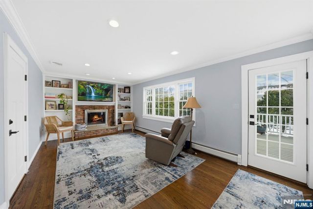 18 Laura Lane, Park Ridge, NJ 07656