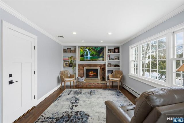 18 Laura Lane, Park Ridge, NJ 07656