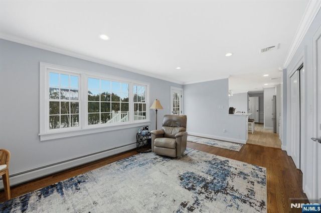 18 Laura Lane, Park Ridge, NJ 07656