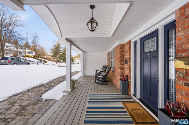 18 Laura Lane, Park Ridge, NJ 07656