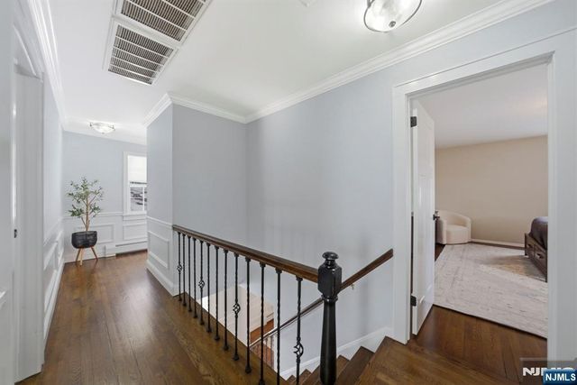 18 Laura Lane, Park Ridge, NJ 07656