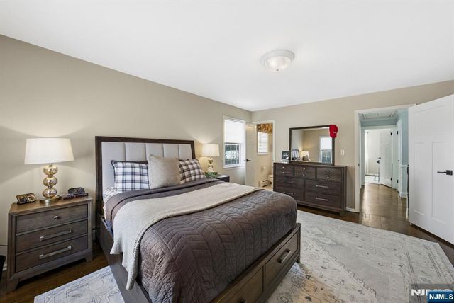 18 Laura Lane, Park Ridge, NJ 07656