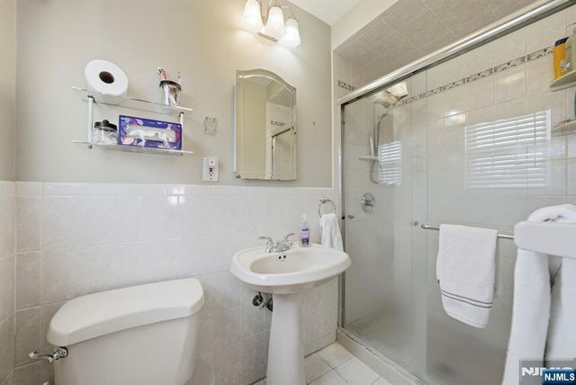 18 Laura Lane, Park Ridge, NJ 07656