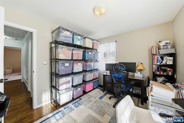 18 Laura Lane, Park Ridge, NJ 07656