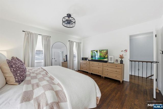 18 Laura Lane, Park Ridge, NJ 07656