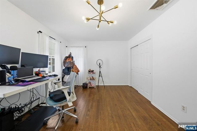 18 Laura Lane, Park Ridge, NJ 07656