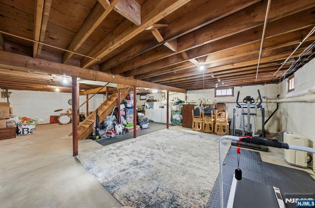 18 Laura Lane, Park Ridge, NJ 07656