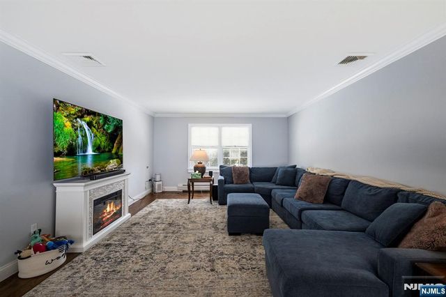 18 Laura Lane, Park Ridge, NJ 07656