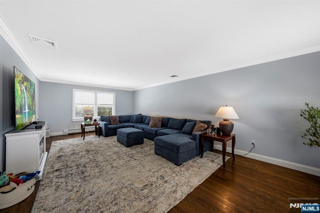 18 Laura Lane, Park Ridge, NJ 07656