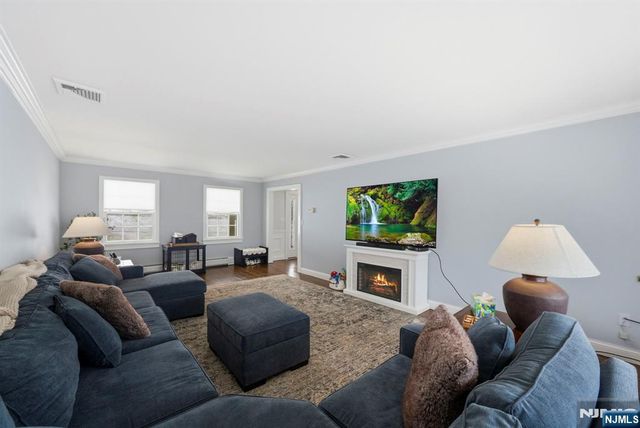 18 Laura Lane, Park Ridge, NJ 07656