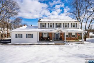 18 Laura Lane, Park Ridge, NJ 07656