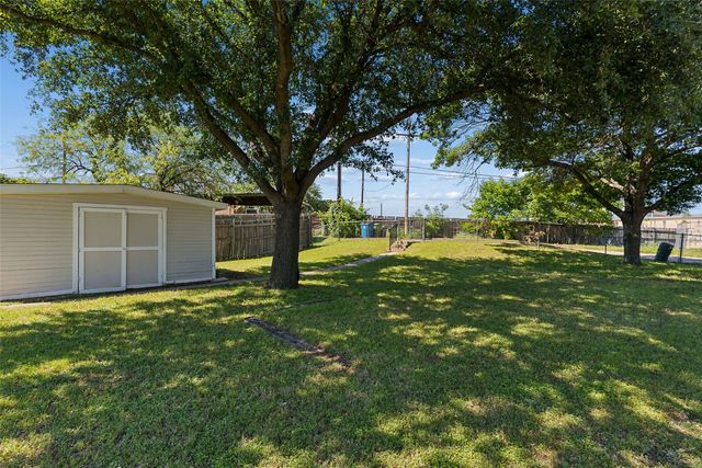 213 Teakwood Lane, Lewisville, TX 75067