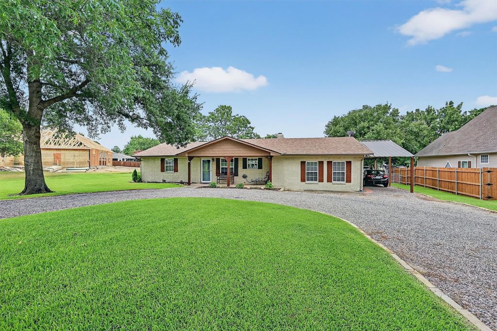 126 Pawnee Trail, Lake Kiowa, TX 76240