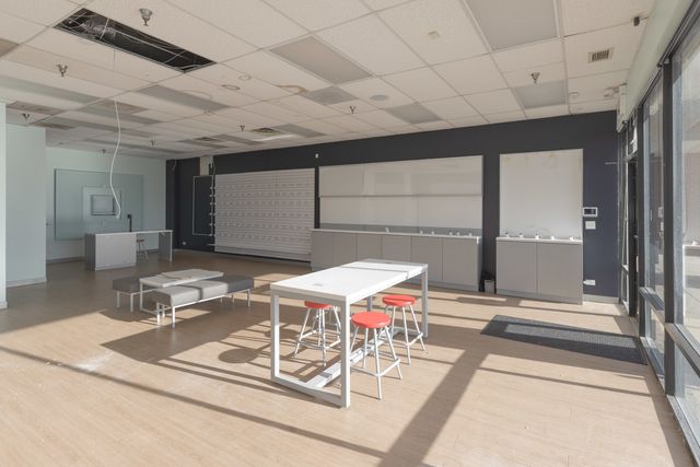 924 N Green Bay Road, Waukegan, IL 60085