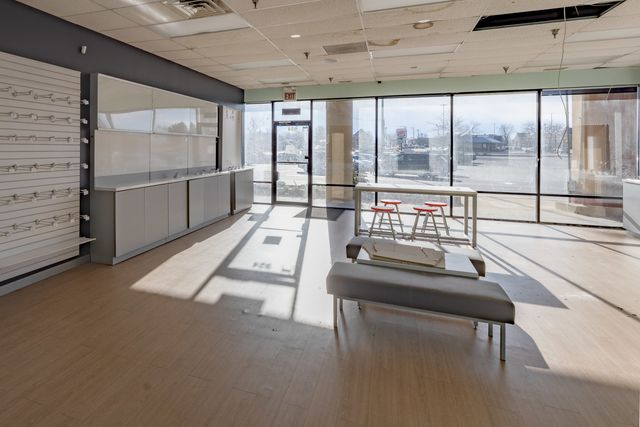 924 N Green Bay Road, Waukegan, IL 60085