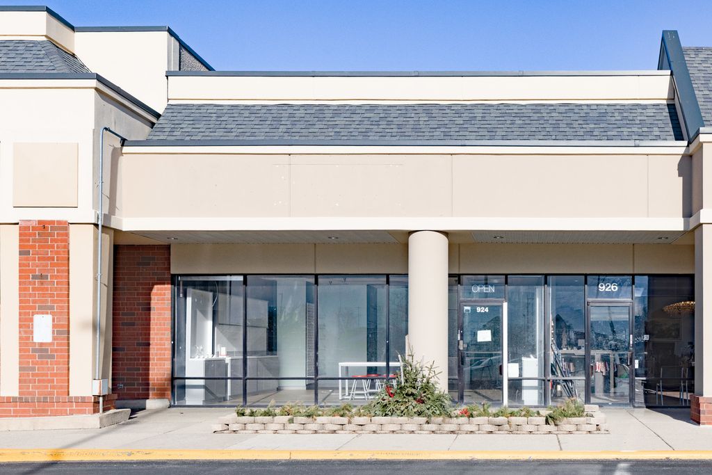 924 N Green Bay Road, Waukegan, IL 60085