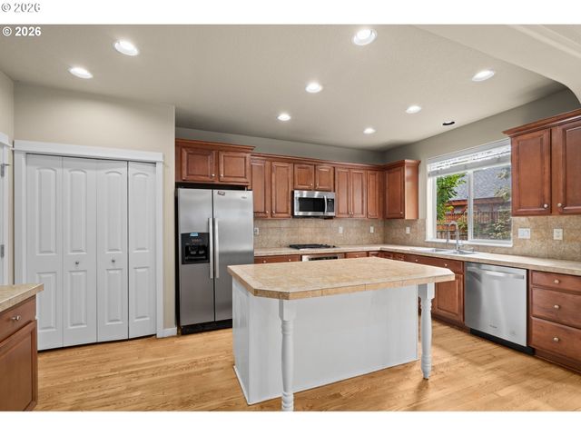 6148 Ne WHITEWOOD Dr, Hillsboro, OR 97124