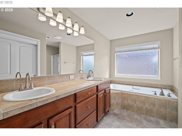6148 Ne WHITEWOOD Dr, Hillsboro, OR 97124