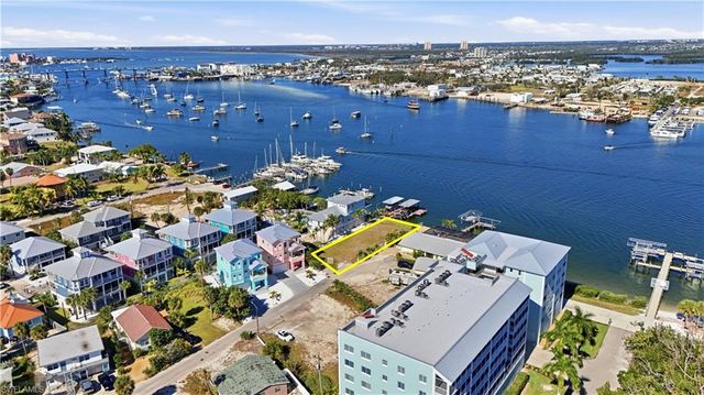 327 Fairweather LN, Fort Myers Beach, FL 33931