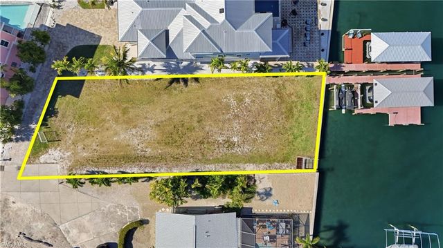 327 Fairweather LN, Fort Myers Beach, FL 33931