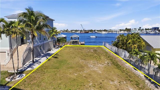 327 Fairweather LN, Fort Myers Beach, FL 33931