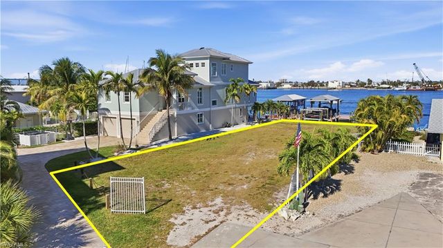 327 Fairweather LN, Fort Myers Beach, FL 33931