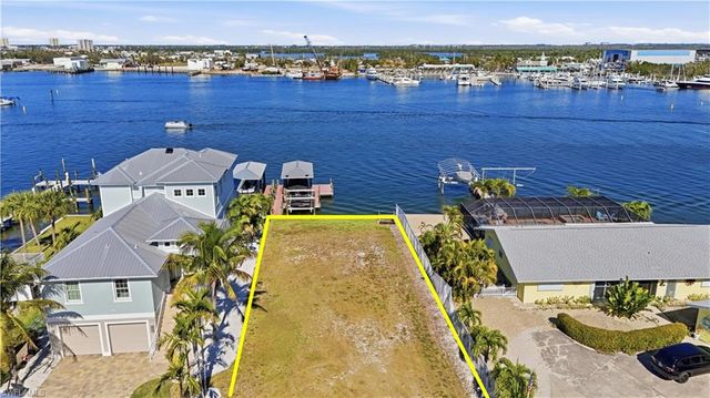 327 Fairweather LN, Fort Myers Beach, FL 33931