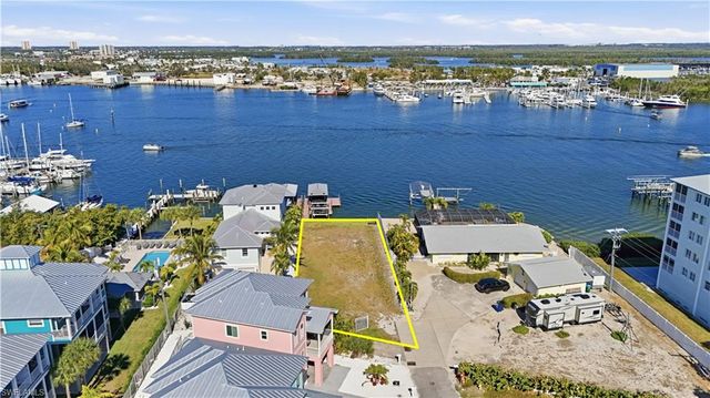 327 Fairweather LN, Fort Myers Beach, FL 33931