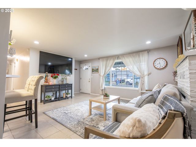 2440 Ne VALLEJO St, Salem, OR 97301