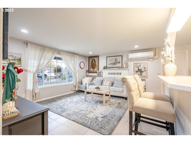 2440 Ne VALLEJO St, Salem, OR 97301