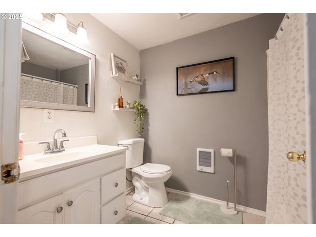 2440 Ne VALLEJO St, Salem, OR 97301