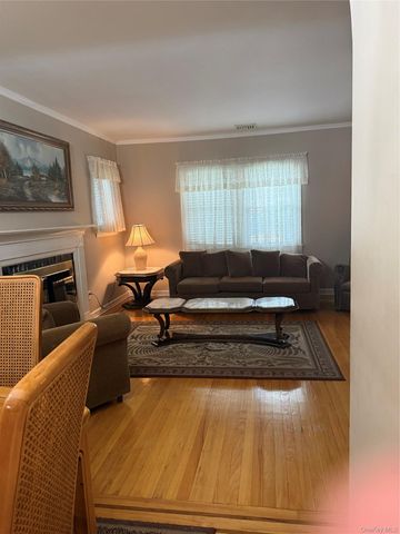 19 Aberdeen Road, New Hyde Park, NY 11040