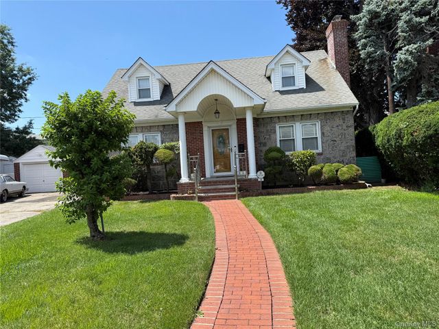19 Aberdeen Road, New Hyde Park, NY 11040
