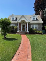 19 Aberdeen Road, New Hyde Park, NY 11040