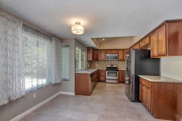 1140 Countrywood Lane, Vista, CA 92081
