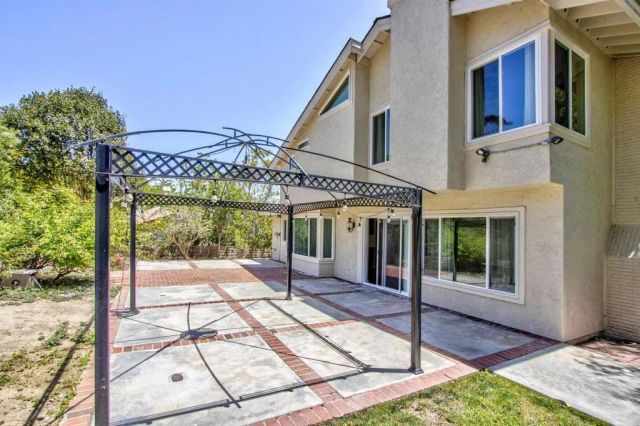 1140 Countrywood Lane, Vista, CA 92081
