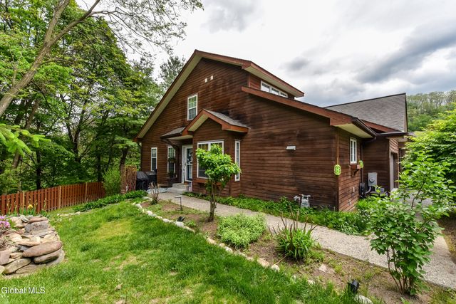 12 Tracey Court, Troy, NY 12180