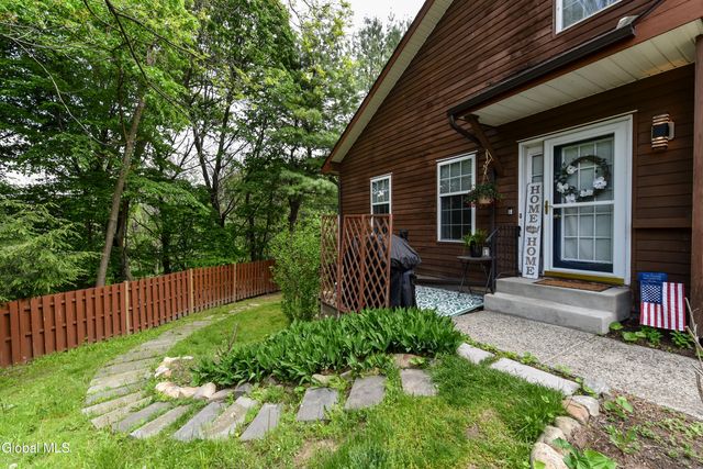 12 Tracey Court, Troy, NY 12180