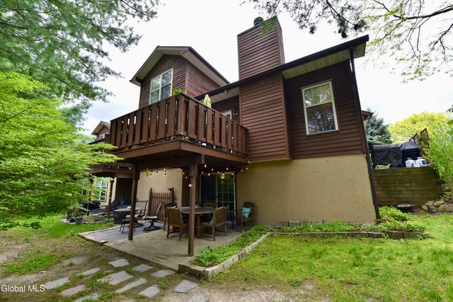12 Tracey Court, Troy, NY 12180