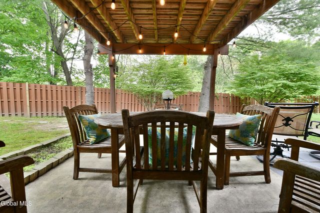 12 Tracey Court, Troy, NY 12180
