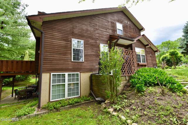12 Tracey Court, Troy, NY 12180