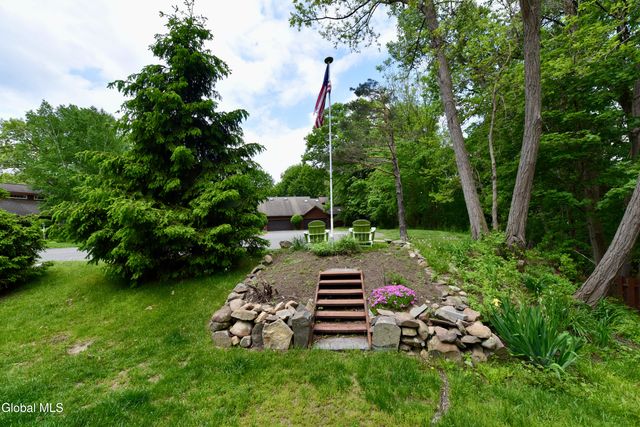 12 Tracey Court, Troy, NY 12180