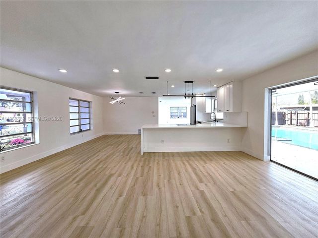 11101 NW 19th St, Pembroke Pines, FL 33026