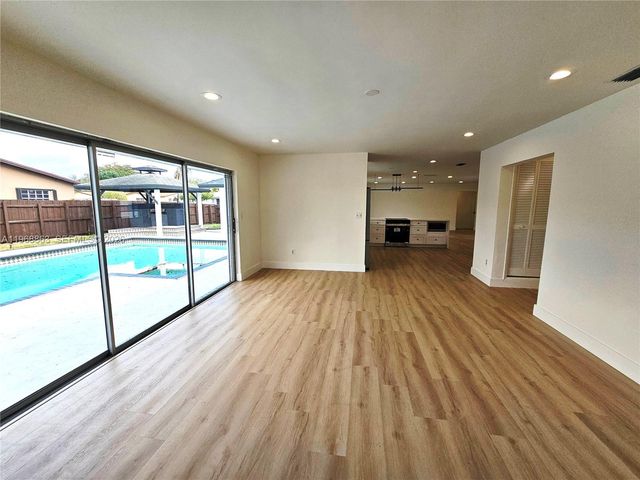 11101 NW 19th St, Pembroke Pines, FL 33026